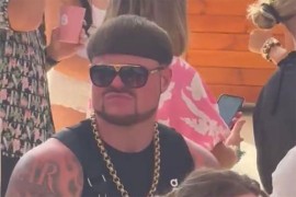 Postao svjetski poznat zbog "šerpa frizure", sada ulazi u muzičke vode