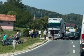 Udes kod Srebrenika: Jedno vozilo u kanalu, drugo potpuno polupano