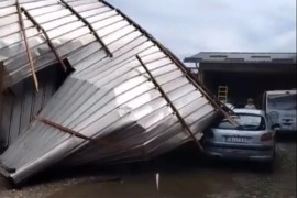Mini tornado uznemirio mještane u Srbiji: Vjetar nosio krov 50 metara