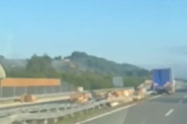 Nezgoda na auto-putu "9. januar": Prosuo se teret iz kamiona (VIDEO)
