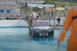 Rolls-Royce završio u bazenu kao omaž rok legendi (VIDEO)