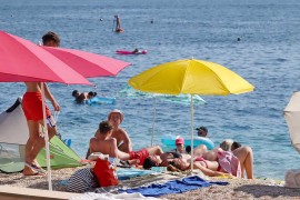 Hit prizor s jadranske plaže: Momak se na urnebesan način zaštitio ...