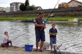 Djed i unuci, Majstorovići iz Gradiške, uživaju u ribolovu