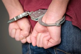 Ženi prijetio klanjem, pa sa prijateljima tukao policiju