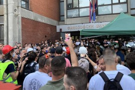 Napeto u Novom Sadu: Dekan pozvao policiju, studenti blokiraju ulaz ...