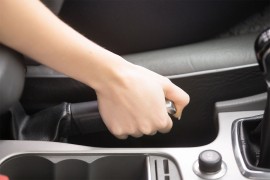 Stručnjaci otkrivaju: Treba li povlačiti ručnu pri parkiranju?