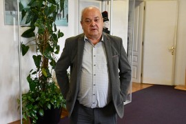 Dvorište gradonačelnika Slavonskog Broda zasuto smećem (FOTO)
