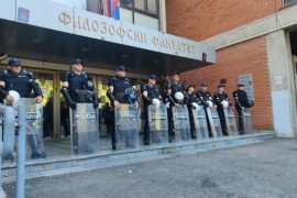 Studenti najavili da ostaju ispred fakulteta dok im ne dozvole ulazak ...
