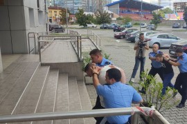 Objavljen snimak prebijanja inspektora i policajaca u Banjaluci (VIDEO)