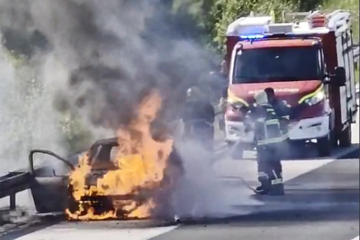 Zapalio se automobil na auto-putu Banjaluka-Prnjavor (VIDEO)