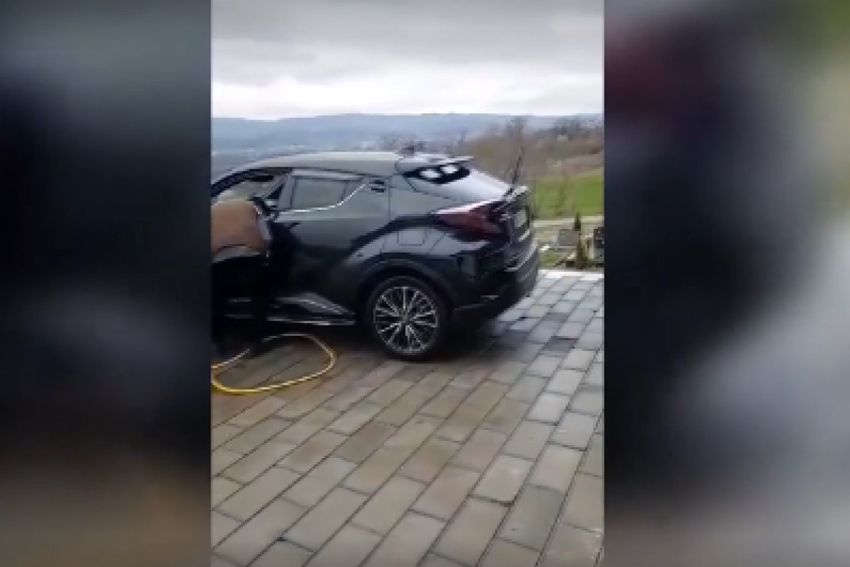 Došao na groblje sa skupim automobilom, pa sugrađane ostavio bez riječi