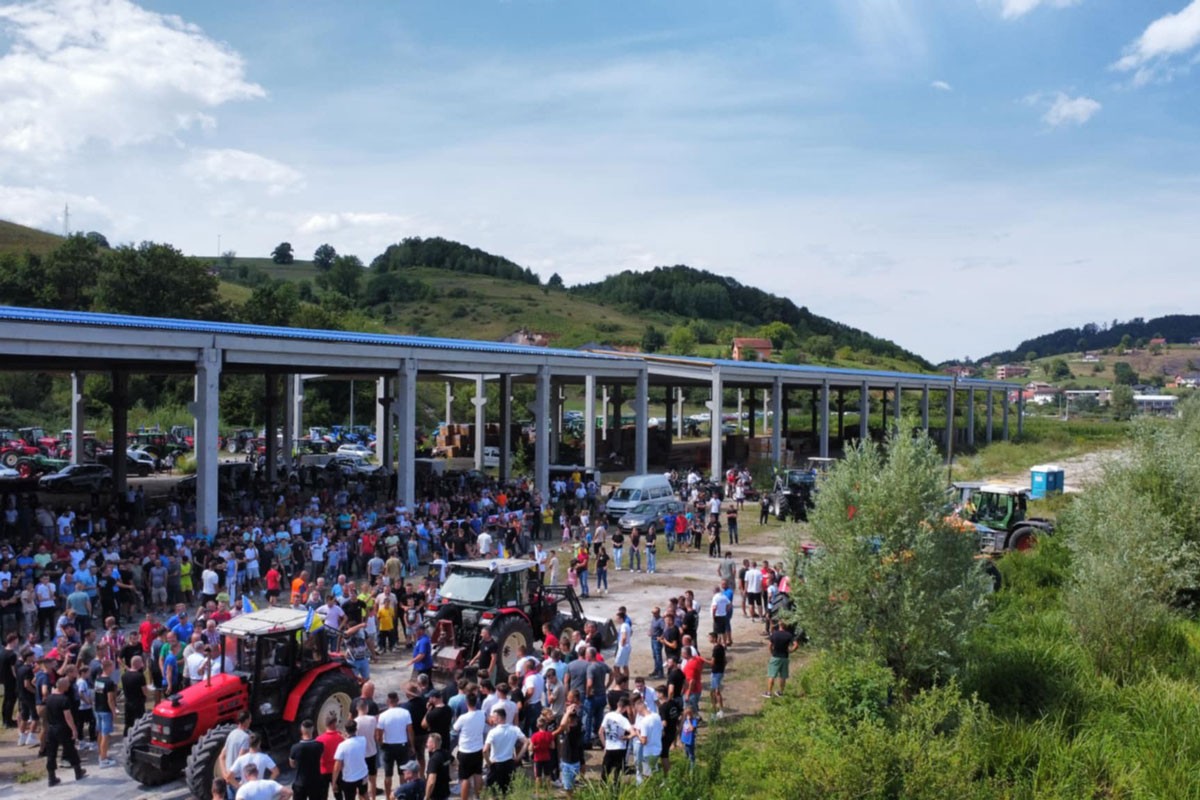 Farmeri provozali traktore kroz Bužim: Proizvodnja zdrave hrane imperativ
