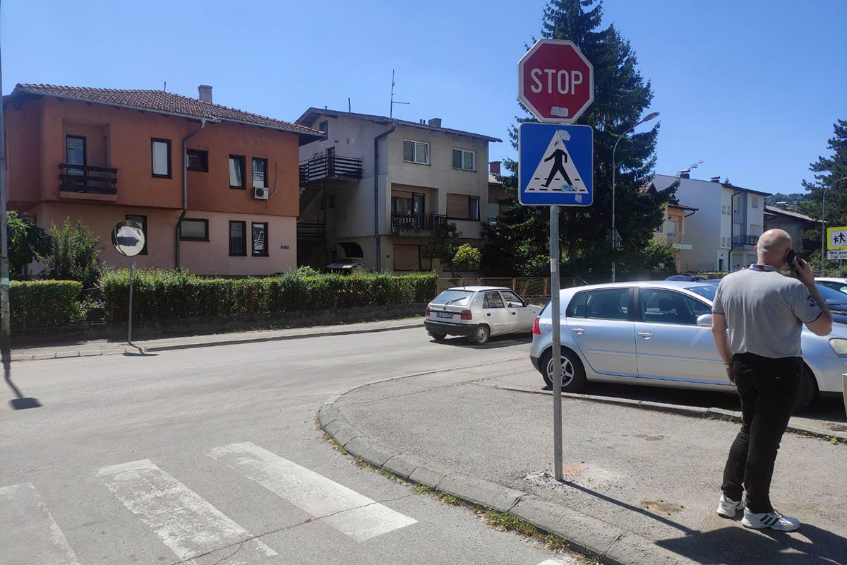 Vraćen saobraćajni znak u Solunskoj ulici