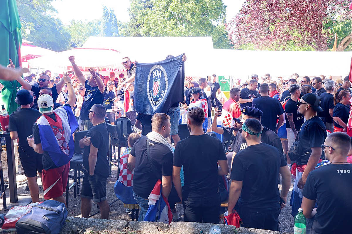 Ovako trenutno izgleda Sinj: Ljudi u crnom pjevaju zloglasnu ustašku pjesmu (VIDEO)