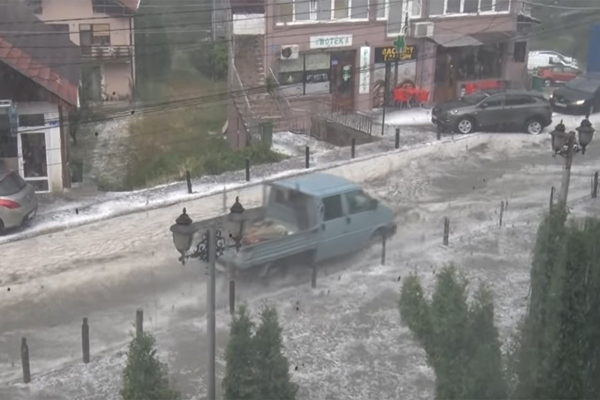Stravično nevrijeme pogodilo jug Srbije: Ulice potopljene, automobili plutaju (VIDEO)