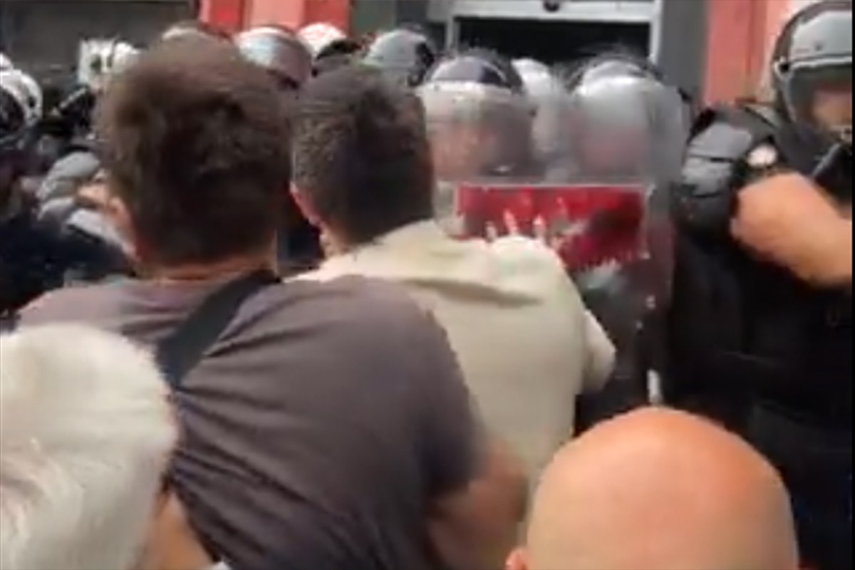 Tenzije u Zaječaru: Građani se guraju s kordonom policije (VIDEO)