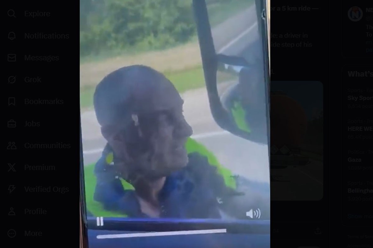 Kamiondžija iz Rusije vozio policajca pet kilometara na blatobranu, sve snimao (VIDEO)