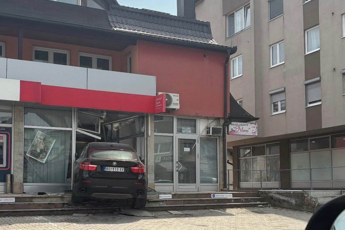 Karambol u Tesliću: BMW-om beogradskih tablica uletio u banku (FOTO)
