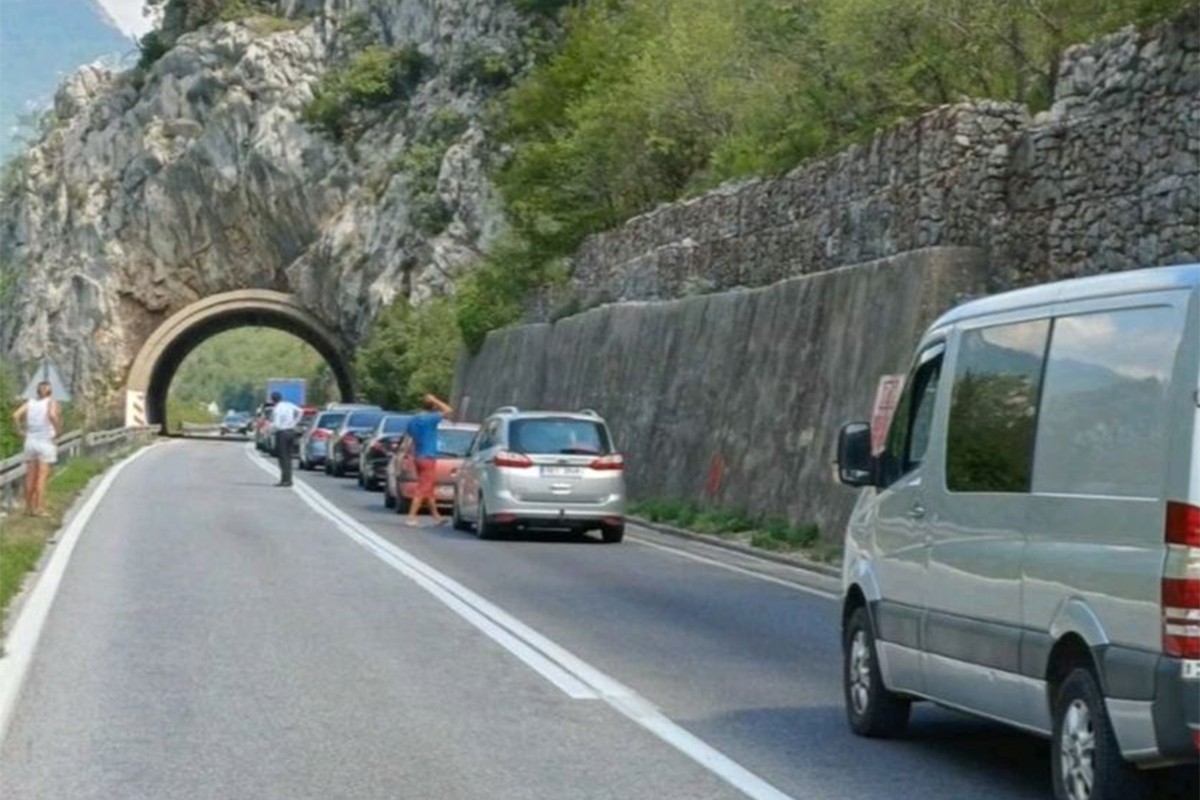 Motorom sletio u rijeku i poginuo, zatvoren put Jablanica - Mostar