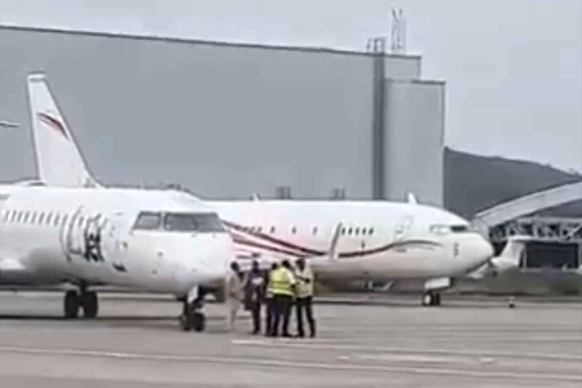 Šokantan snimak iz Abudže: Avion umalo pregazio radnike na aerodromu (VIDEO)