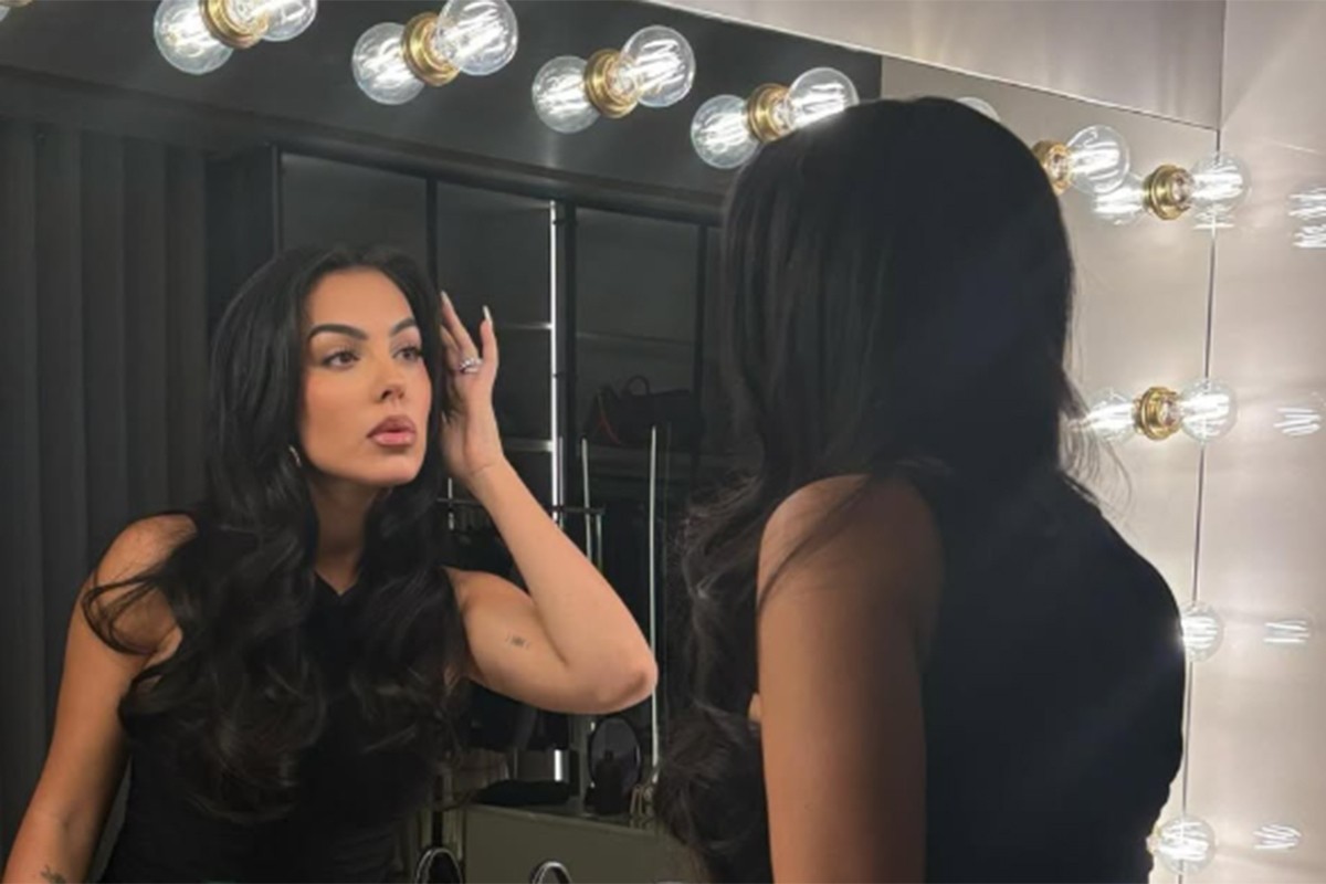 Georgina pozirala u kratkoj suknji, neki misle da je pokazala previše (FOTO)