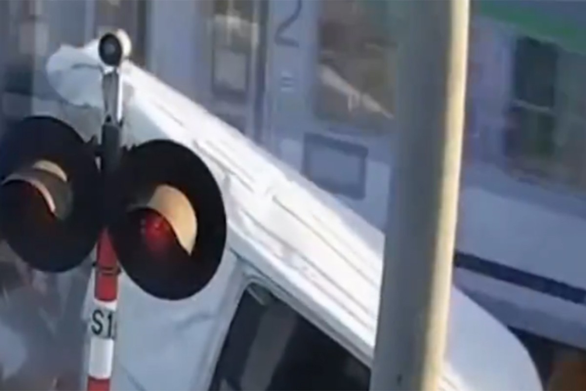 Policija objavila "čudo" u Poljskoj: Voz se zakucao u kombi (VIDEO)