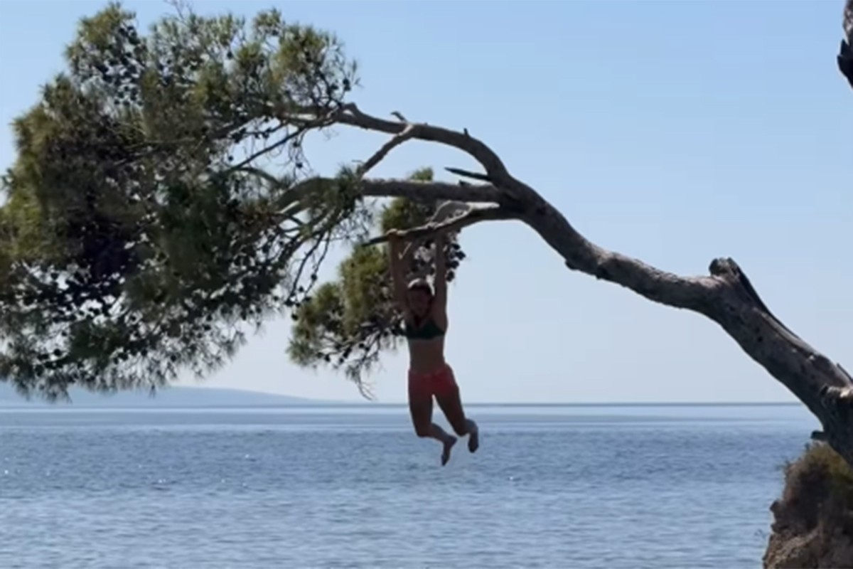 Influenserka skakala sa zaštićenog kamena u Brelima (VIDEO)