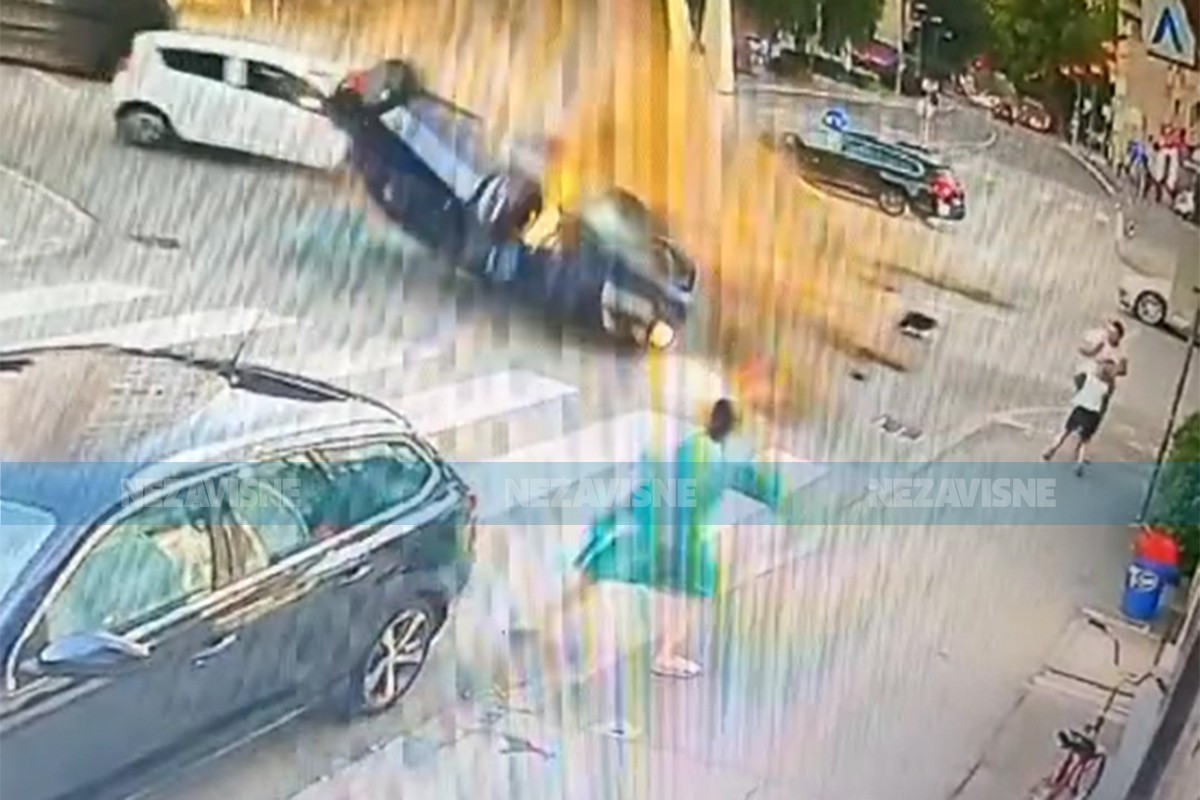 Pogledajte snimak stravične saobraćajke u Banjaluci: Žena za dlaku izbjegla smrt (VIDEO)