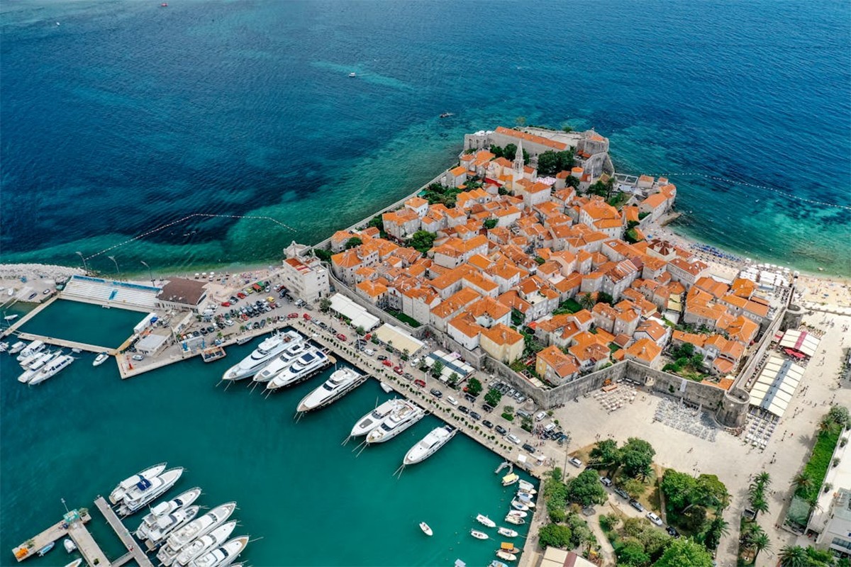 U Crnoj Gori u prvih šest mjeseci ostvareno više dolazaka turista, ali manje noćenja