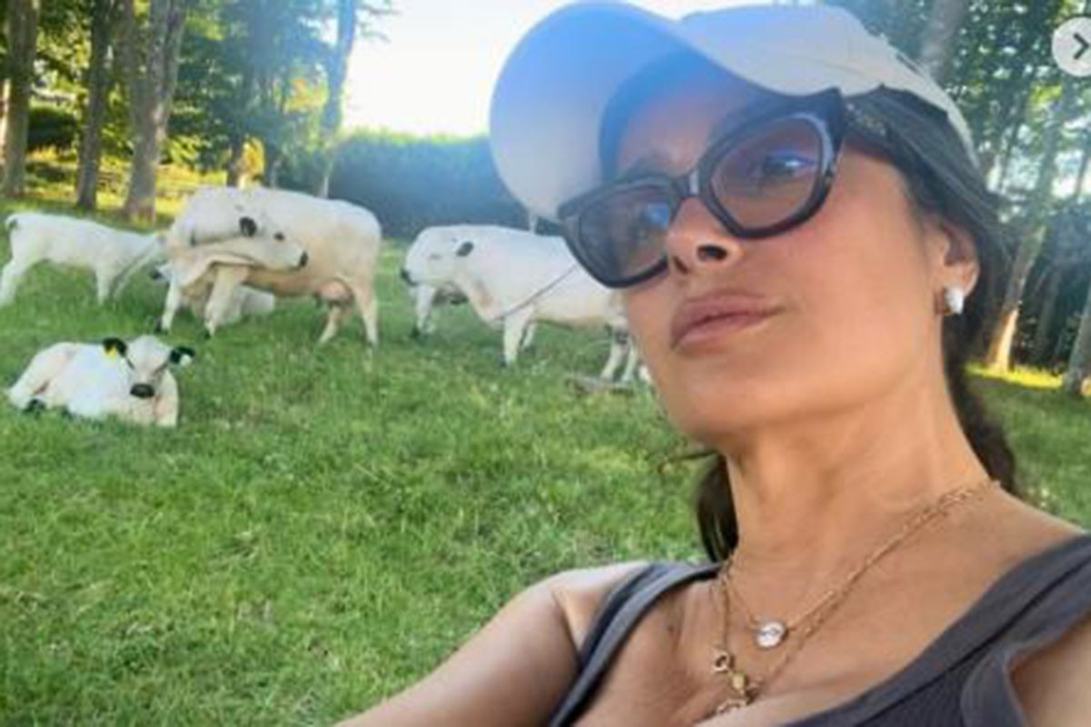 Salma Hajek među kokoškama, ovcama i kravama