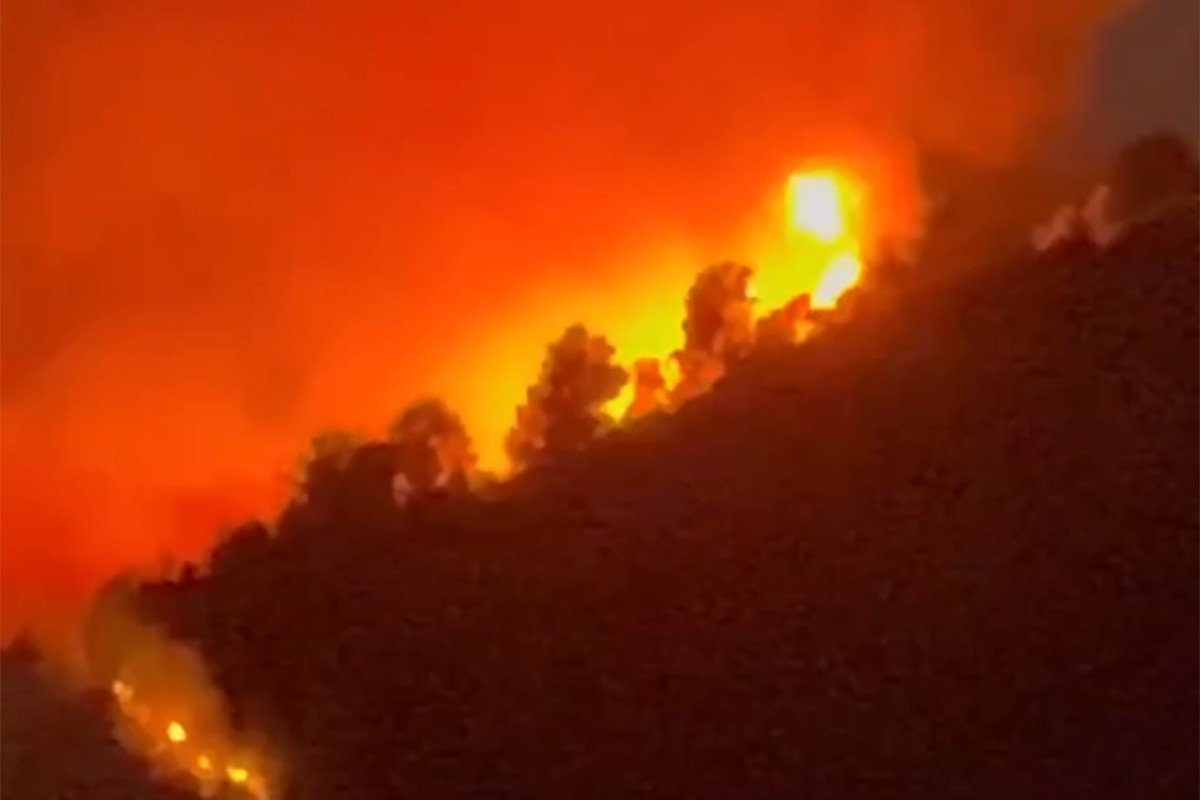 Bjesni požar na Vezuvu: Sve planinarske staze zatvorene (VIDEO)