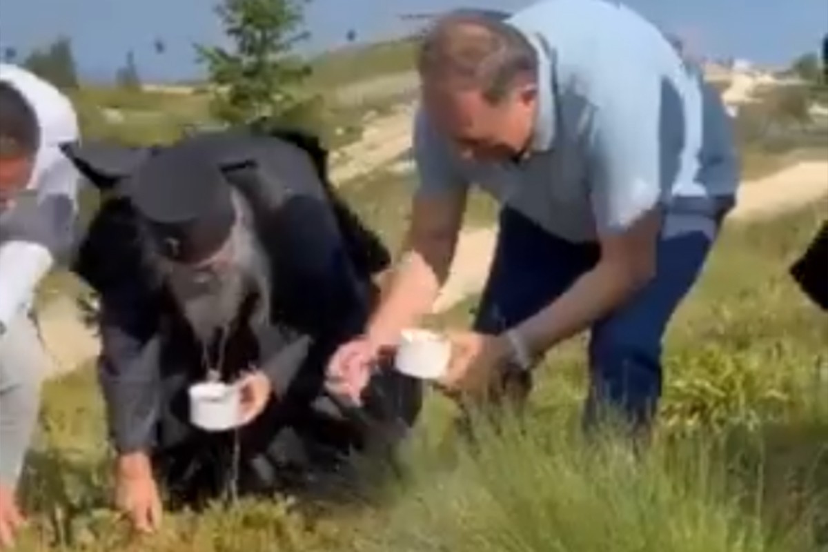 Dodik i patrijarh Porfirije brali borovnice na Jahorini (VIDEO)