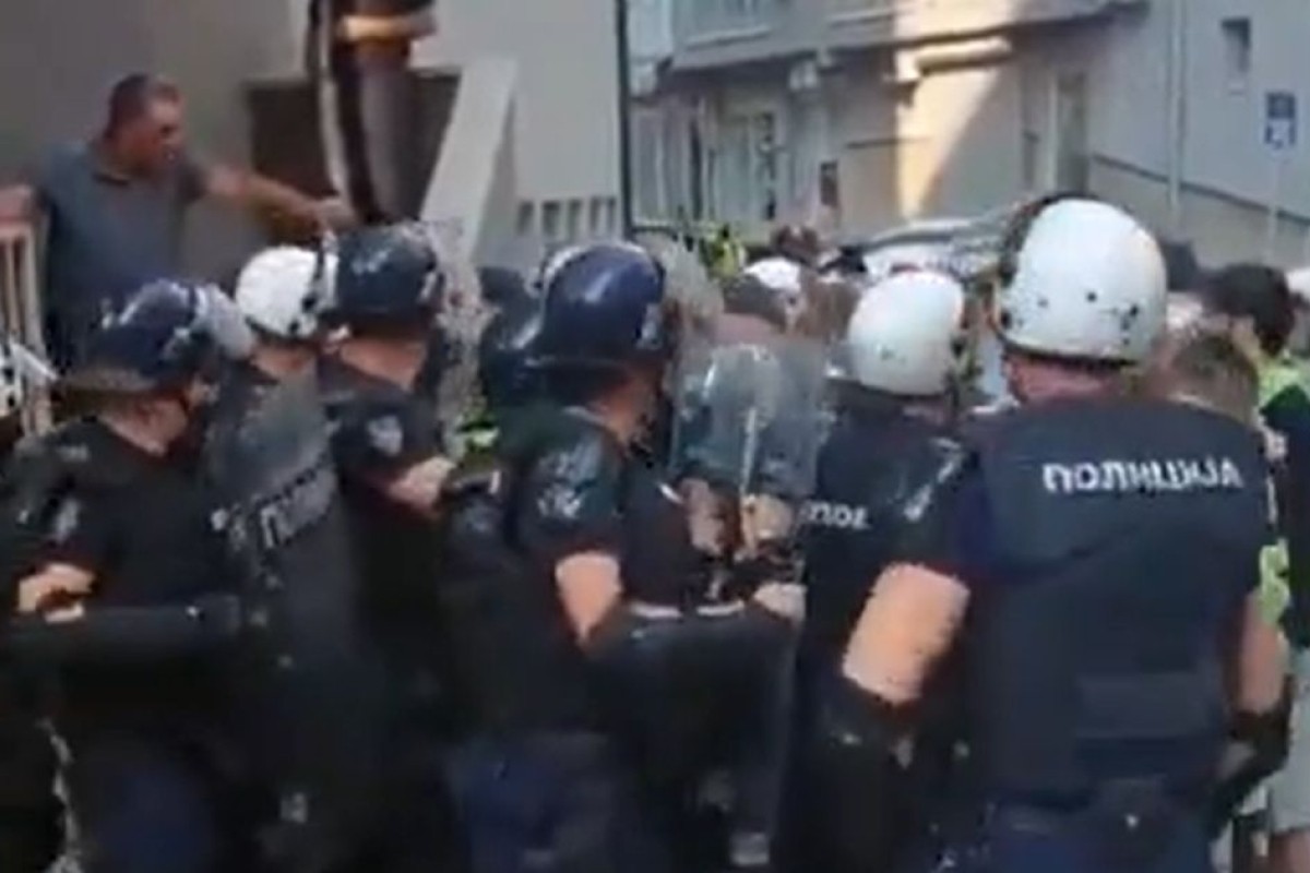 Sukob na blokadi ispred suda u Novom Pazaru, intervenisala policija (VIDEO)