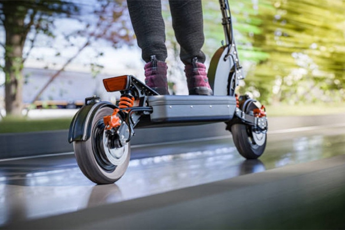 Maloljetnik teško povrijeđen u sudaru električnog romobila i automobila