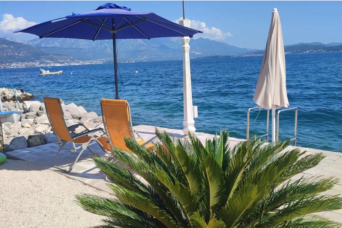 Pukla sezona i kod Miloša Bojanića: Prazna plaža ispred pjevačevih apartmana