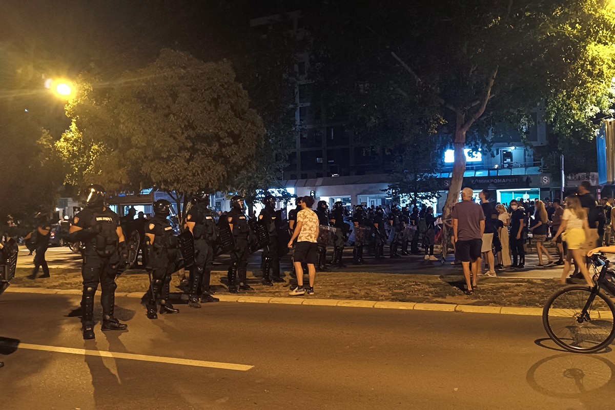 Incidenti tokom protesta građana i okupljanja pristalica SNS-a (FOTO, VIDEO)