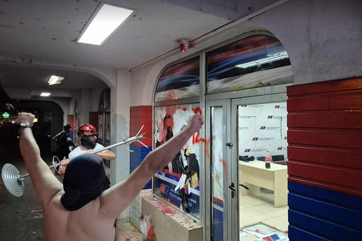 Protesti i kontraskupovi širom Srbije: Demolirane prostorije SNS-a (FOTO, VIDEO)
