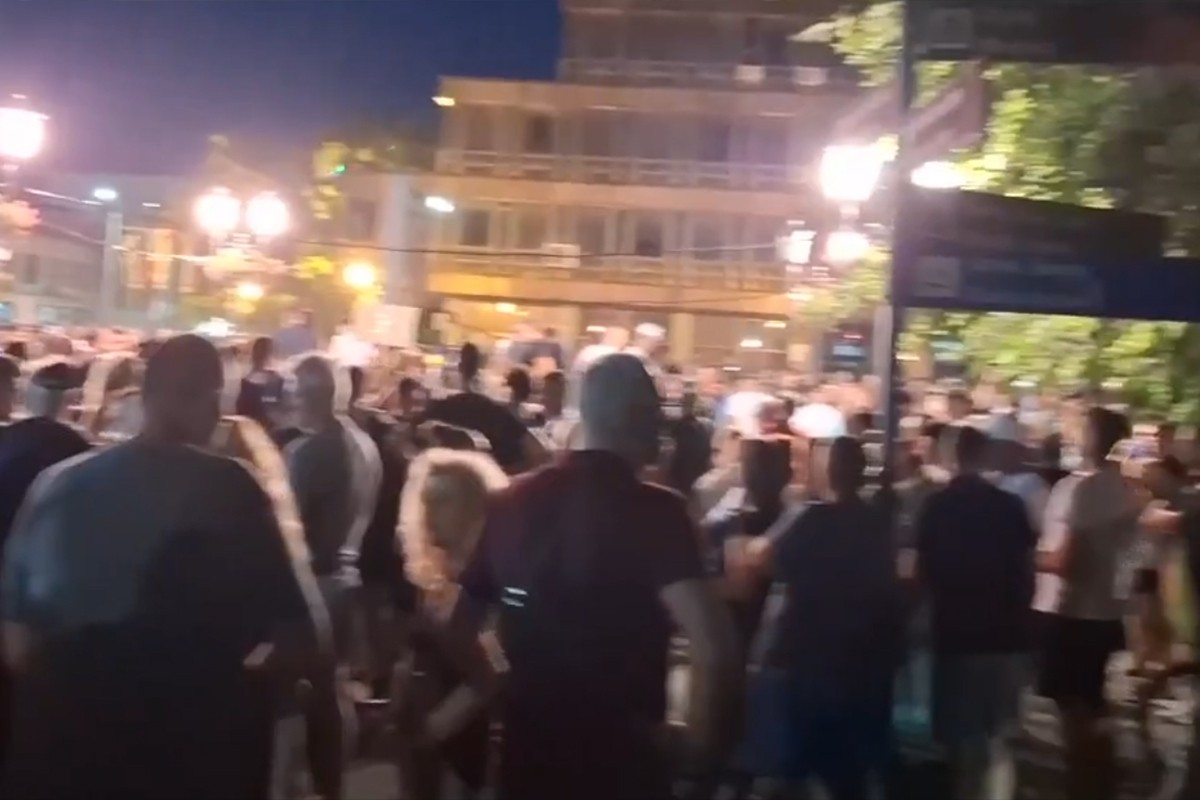 Protest u Vrbasu, policija razdvaja pristalice SNS i demonstrante (VIDEO)