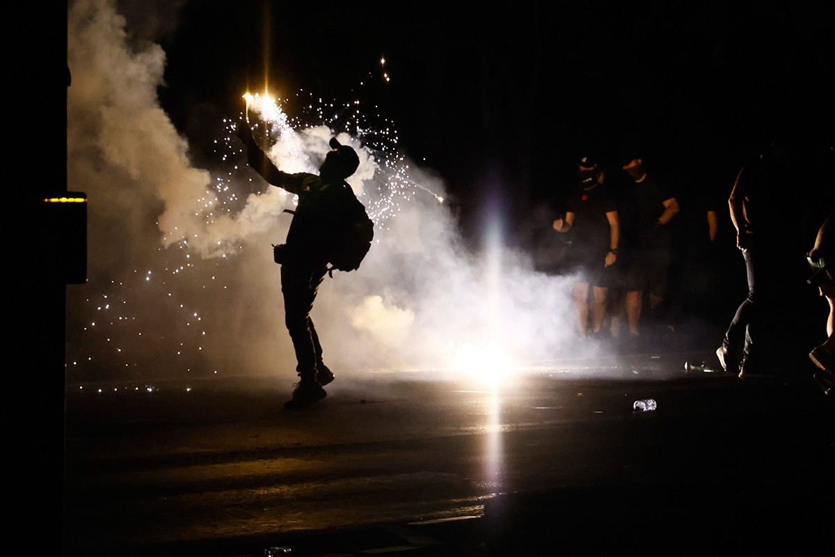 Policija potisnula učesnike protesta: Bačen suzavac, kordon kod Vlade Srbije