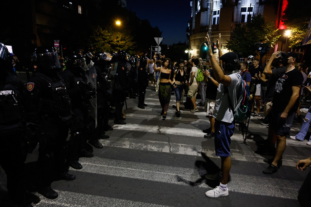 Protesti bez prestanka: Novi Sad, Beograd, Valjevo… Policija u kordonima (FOTO, VIDEO)