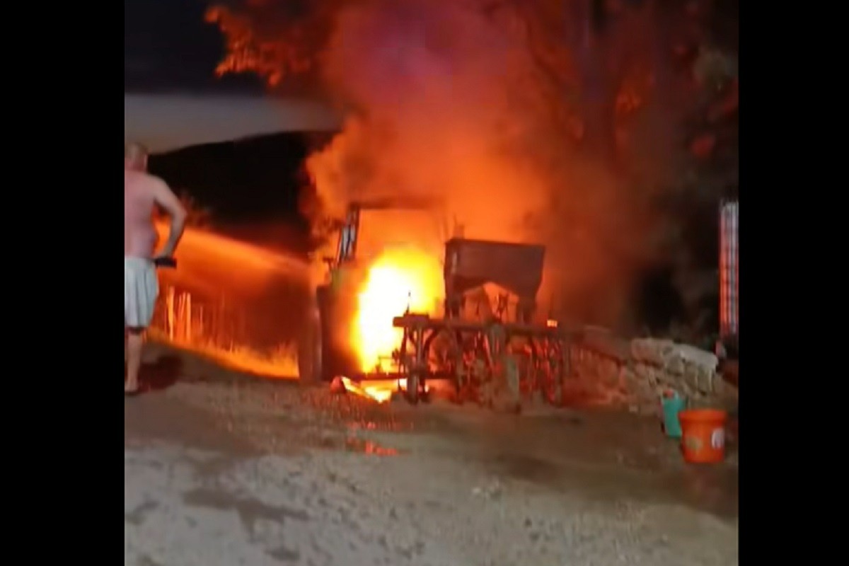 Izgorio traktor na imanju u Kalesiji (VIDEO)