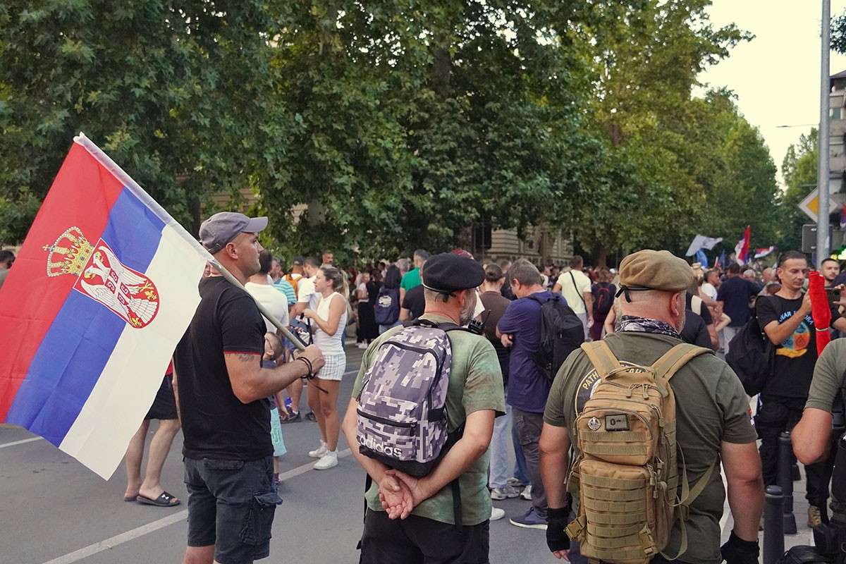 Učesnici protesta u Valjevu ispred zgrade Policijske uprave