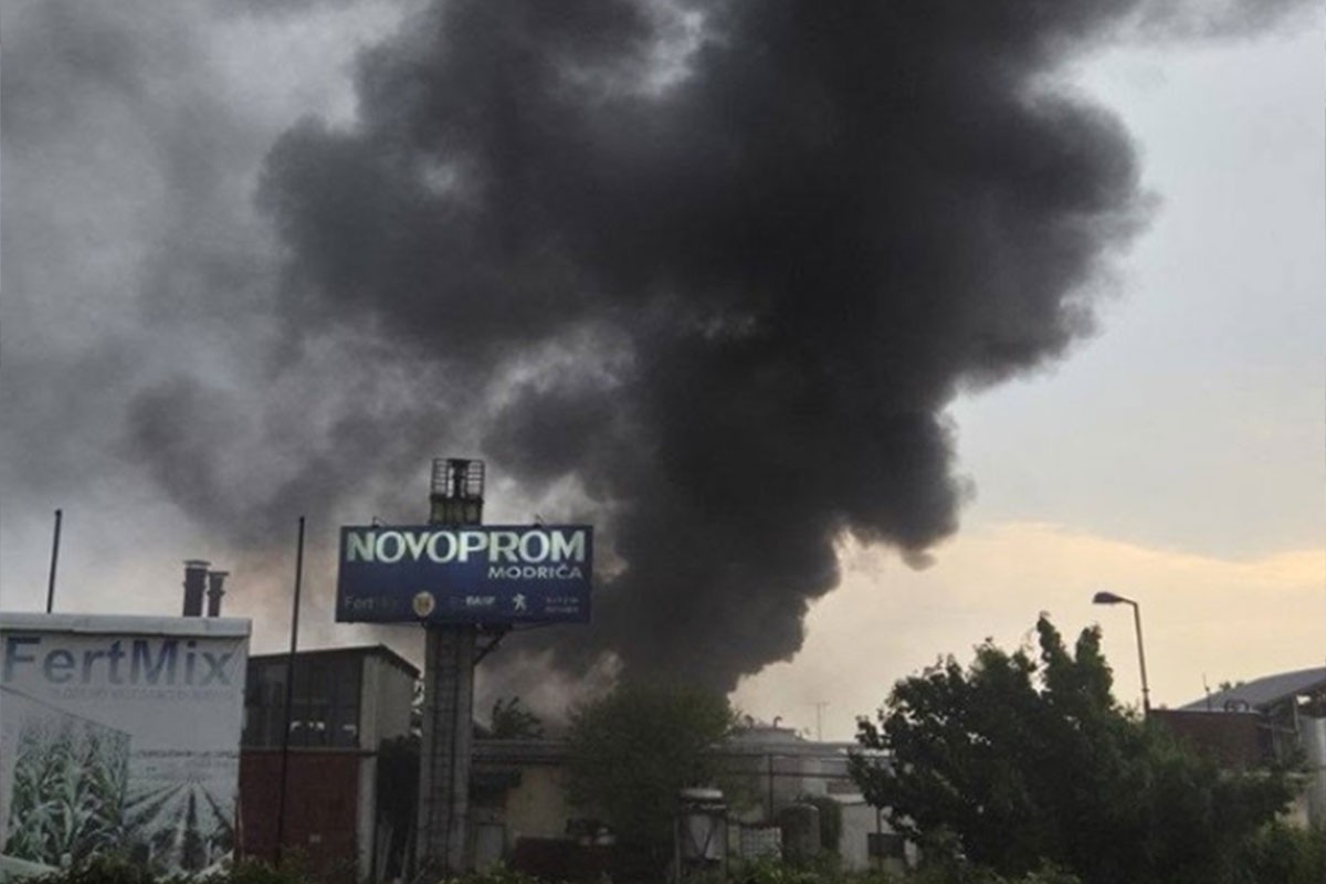 Požar u krugu preduzeća "Novoprom" u Modriči (VIDEO)