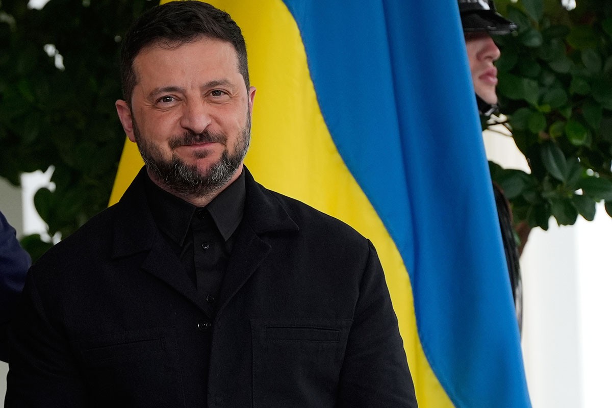 Novinar pohvalio odijelo Zelenskog, on mu odgovorio: "Ja sam se presvukao, vi niste"