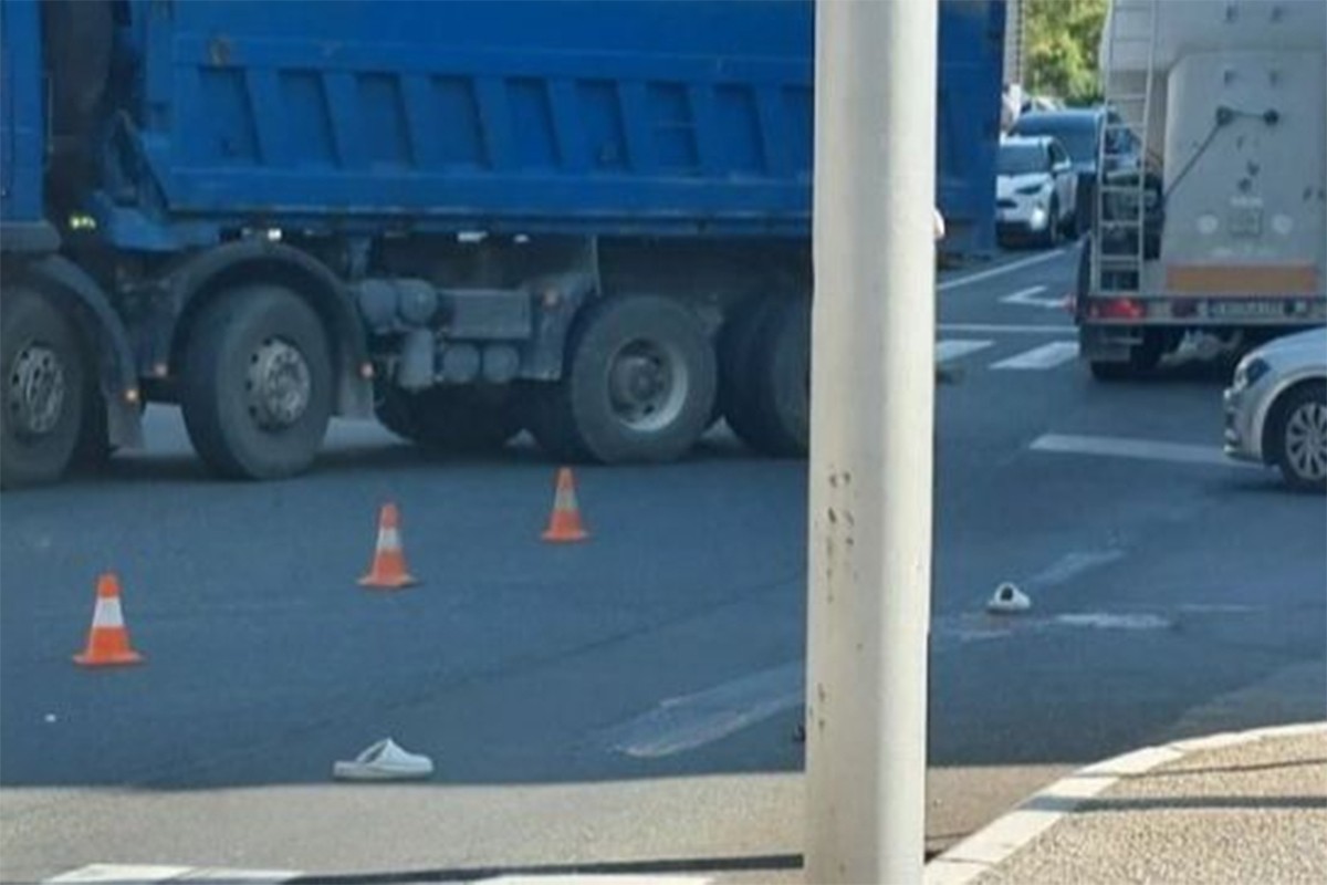 Cisterna udarila ženu u Konjicu: Papuče ostale na asfaltu, semafori ugašeni