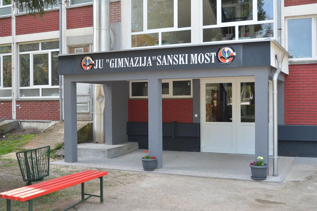 Spomen ploča u znak sjećanja na ubijene radnike Gimnazije u Sanskom Mostu