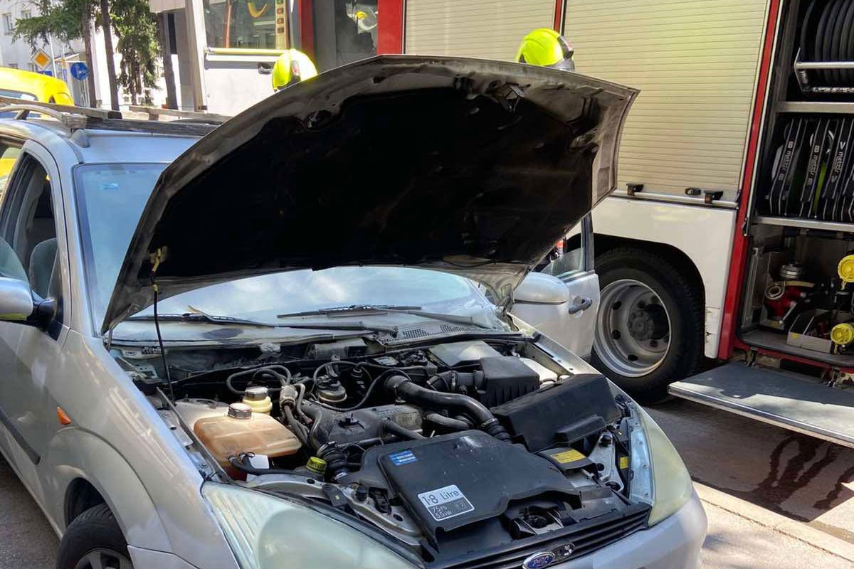 Gorio auto u centru Banjaluke (FOTO)