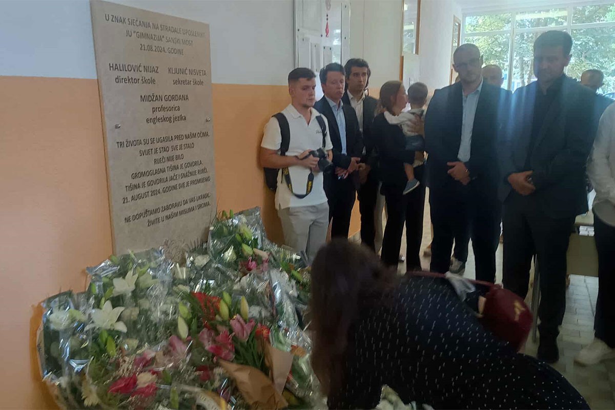 Otkrivena spomen ploča u Gimnaziji u Sanskom Mostu: Žrtve zločina ne smiju biti zaboravljene