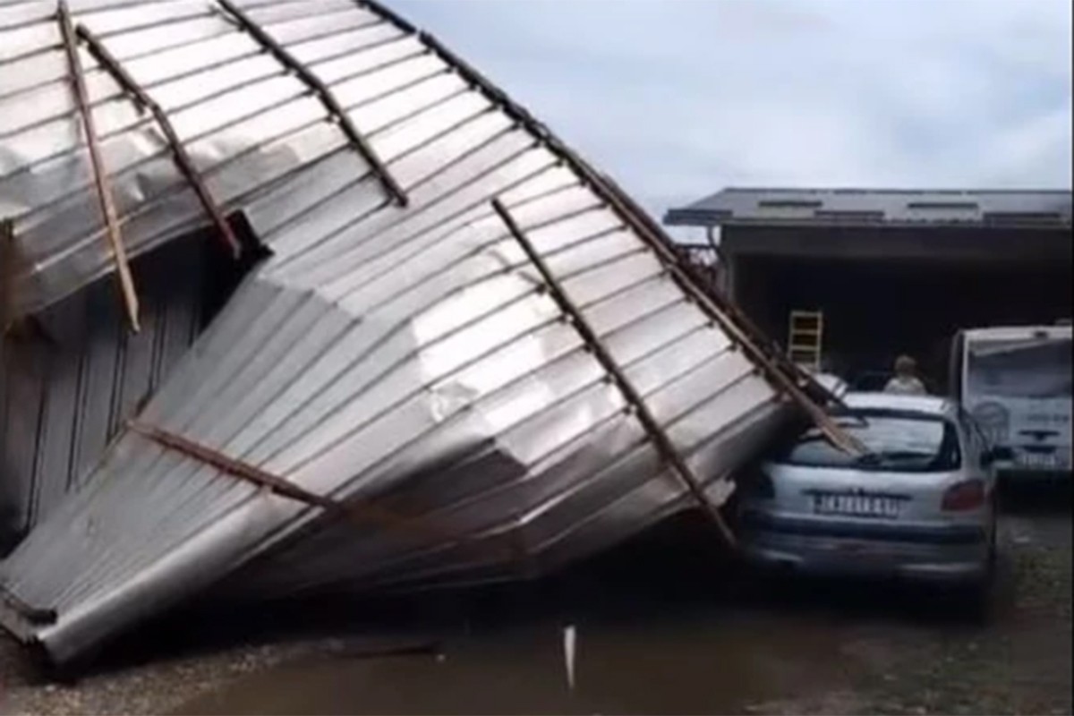 Mini tornado uznemirio mještane u Srbiji: Vjetar nosio krov 50 metara
