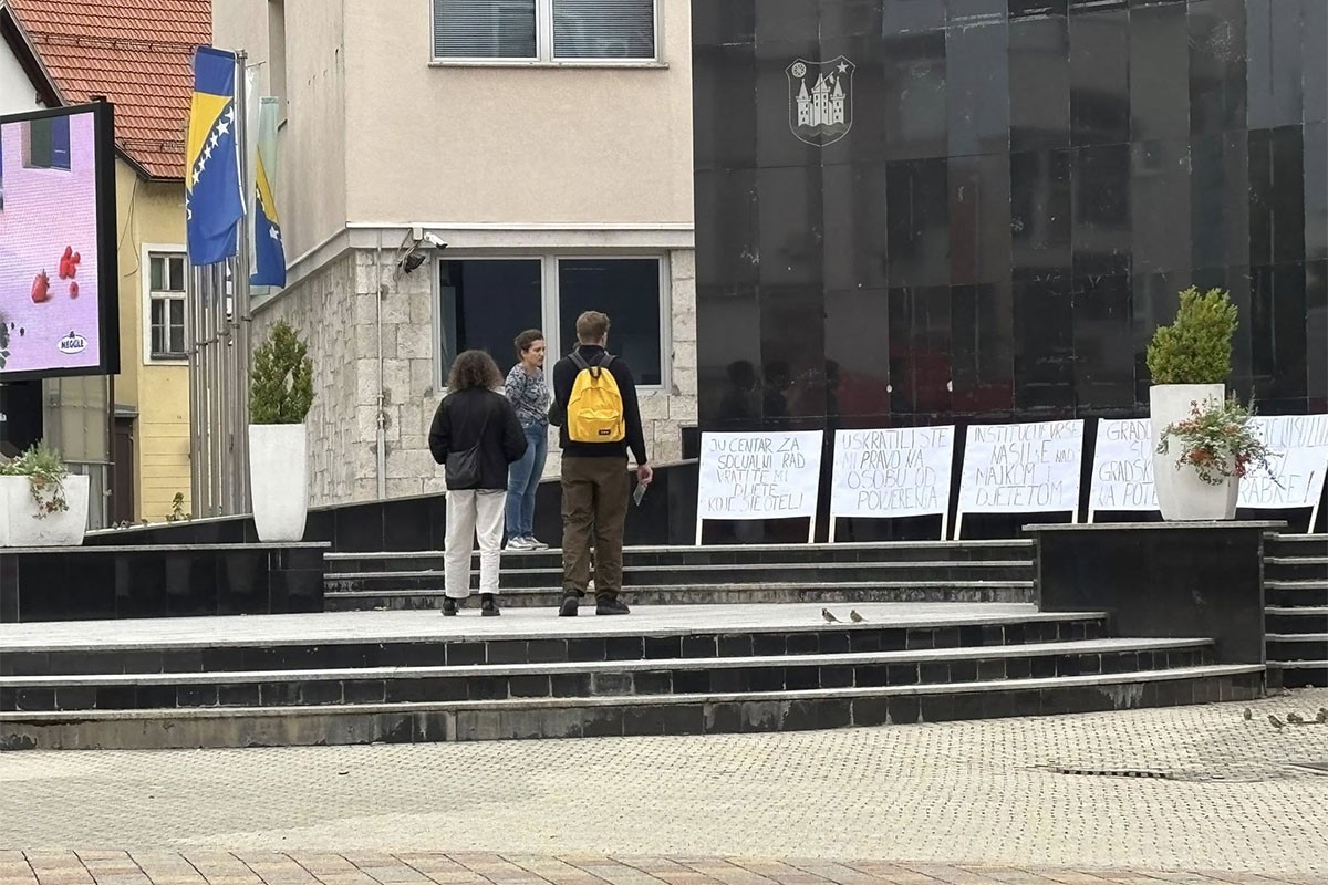 Amela Bećirspahić, žrtva nasilja u porodici, započela mirni protest (FOTO)